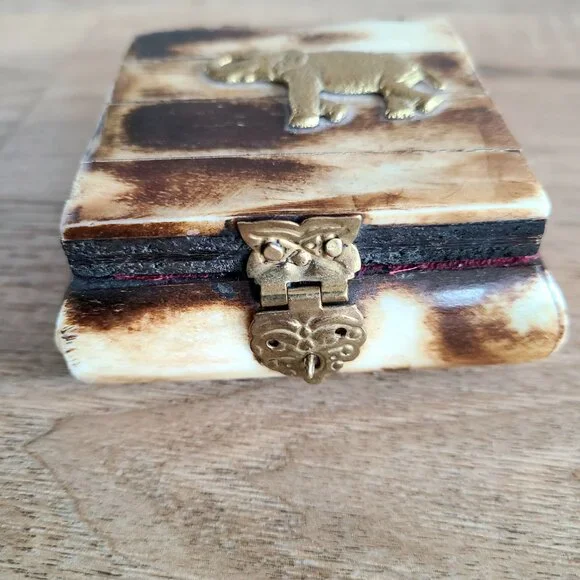 Vintage bone jewelry/trinket box with brass elephant. - Picture 6 of 11